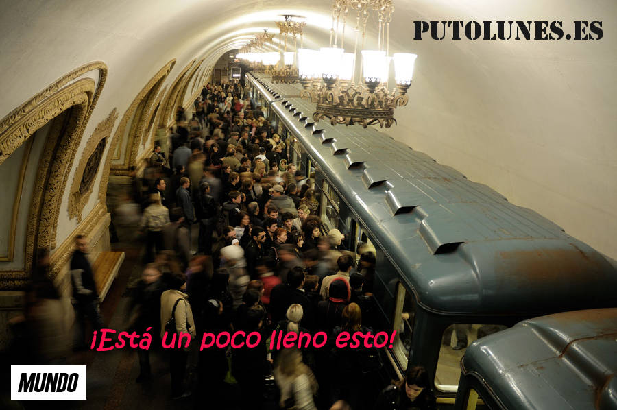 Metro con mucha gente.