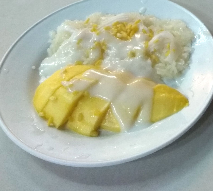 Arroz con mango tailandés (arroz, coco y mango).