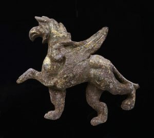 Mitología romana. Grifo alado de bronce, de época romana.