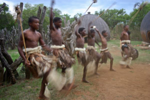 Vecinos zulús bailando