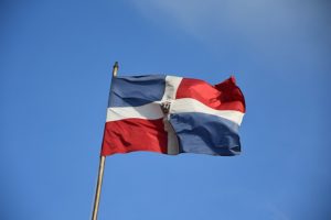 Bandera de la República Dominicana ondeando al viento.